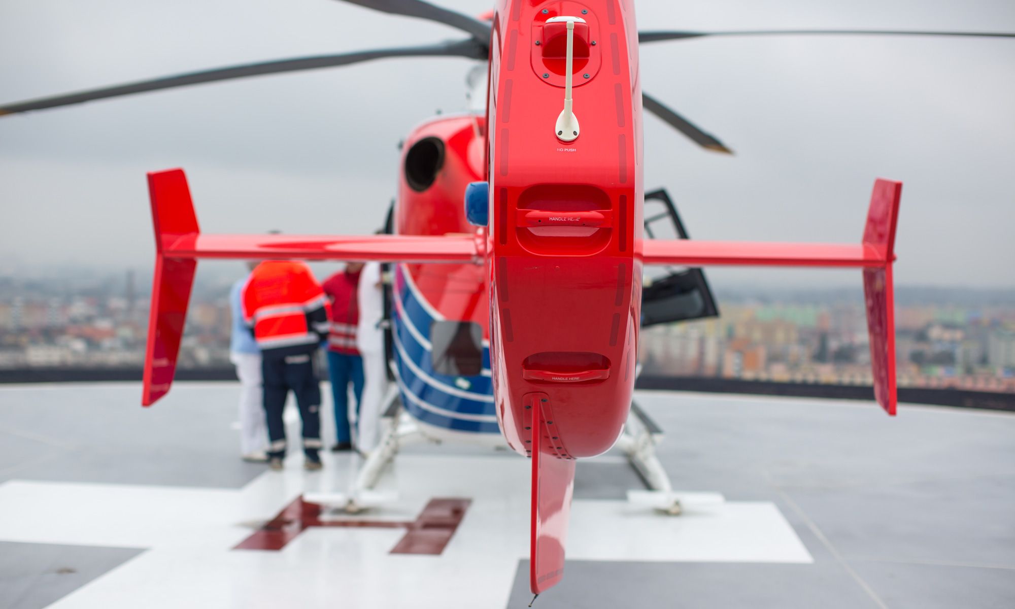 Bildvergrößerung: Moderner medizinischer Hubschrauber auf dem Hubschrauberlandeplatz eines Krankenhauses