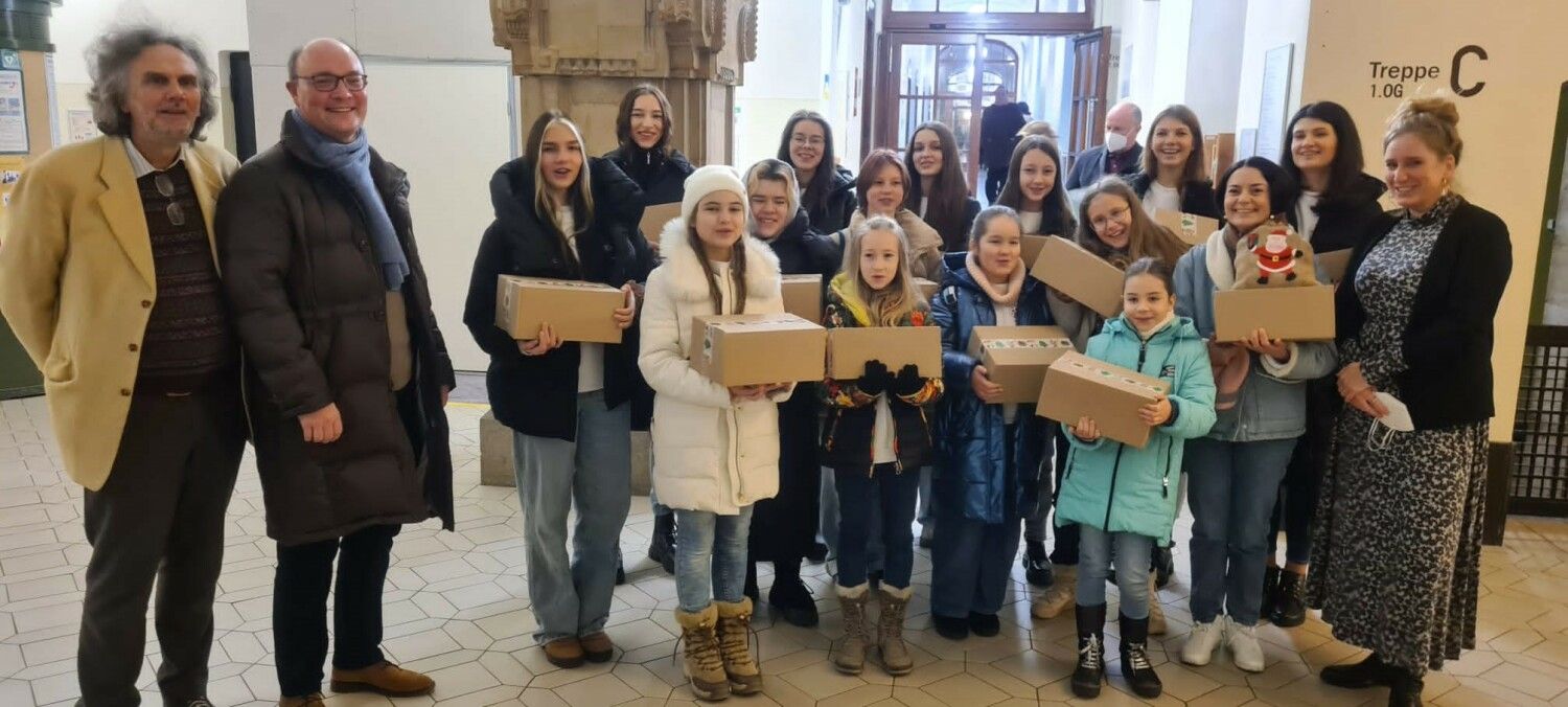 Ukrainischer Chor DYVO im Rathaus Charlottenburg mit Geschenken