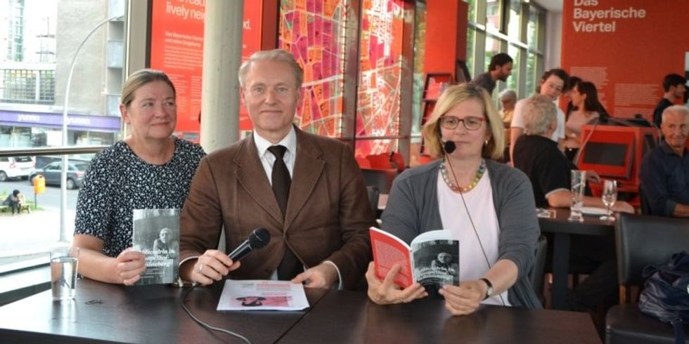 Von links nach rechts: Autorin Brigitte Schmiemann, Schauspieler Frank Sandmann und Bezirksbürgermeisterin Angelika Schöttler