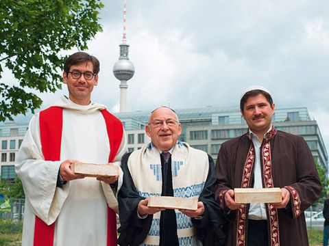 Bildvergrößerung: Pfarrer Gregor Hohberg, Rabbiner Tovia Ben Chorin und Imam Kadir Sanci 