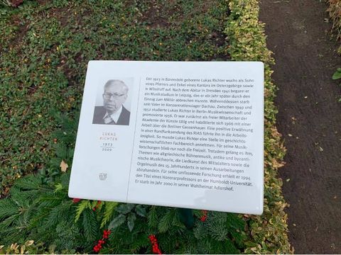 Bildvergrößerung: Gedenktafel für Prof. Dr. Lukas Richter auf dem Friedhof Adlershof