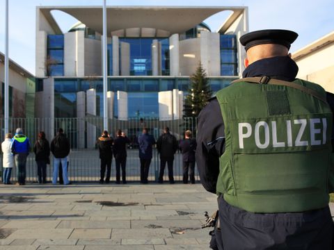 Polizei-Bewachung vor dem deutschen Kanzleramt