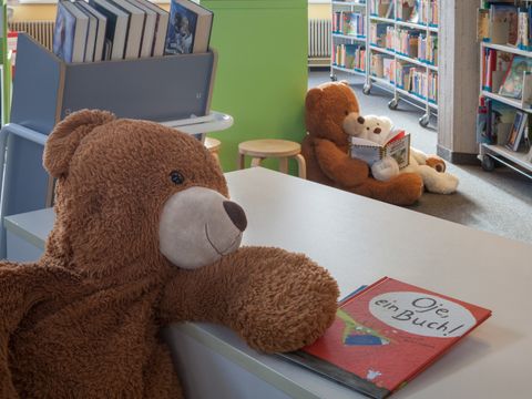 Bildvergrößerung: Hier sehen Sie einen großen Teddybär in der Stadtbibliothek