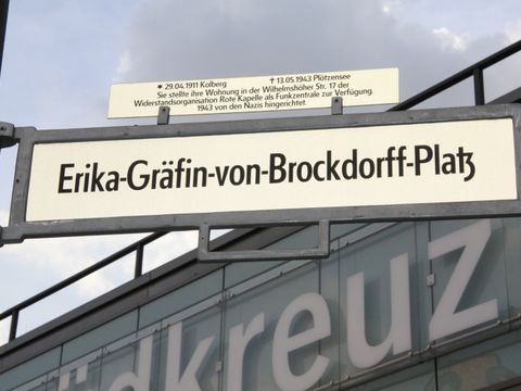 Bildvergrößerung: Ein Platz am Bahnhof Südkreuz ist nach Erika Gräfin von Brockdorff benannt.