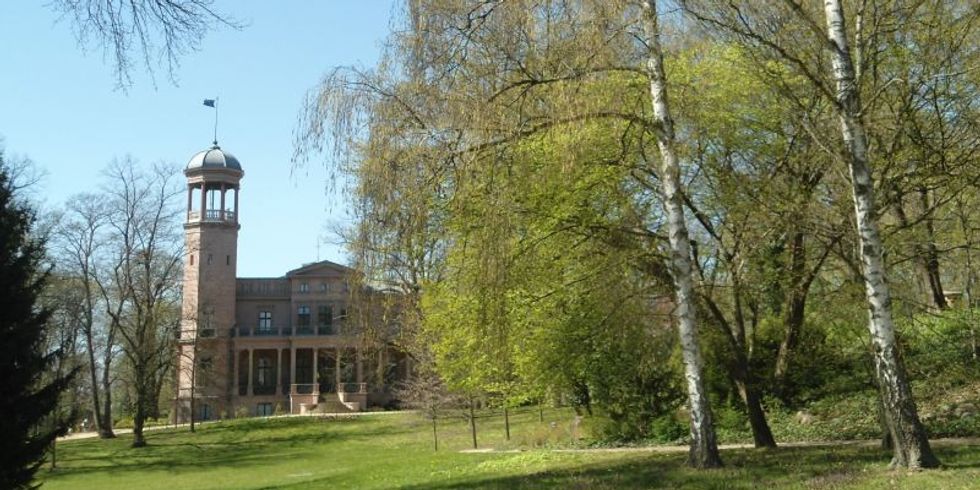 Pflanzung neuer Birken im Schlosspark Biesdorf zum Tag der Befreiung