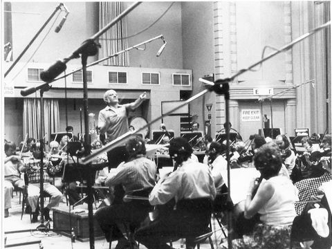 George Dreyfus dirigiert das Melbourne Symphony Orchestra bei Tonaufnahmen zu seiner Filmmusik, 21. Februar 1980.