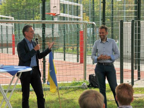 Übergabe der sanierten Sportanlage Walter-Felsenstein-Straße - Christian Gäbler, Staatssekretär für Wohnen und Bauen,spricht
