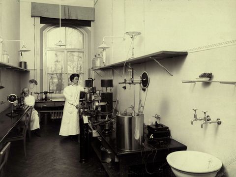 Rahel Hirsch, Berlins erste Medizinprofessorin, im "Physikalischen Zimmer" der II. Medizinischen Klinik der Charité um 1910.