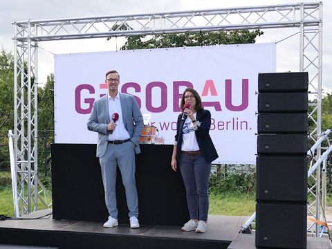 Bezirksbürgermeisterin Zivkovic und GESOBAU-Prokurist Holborn auf der Bühne