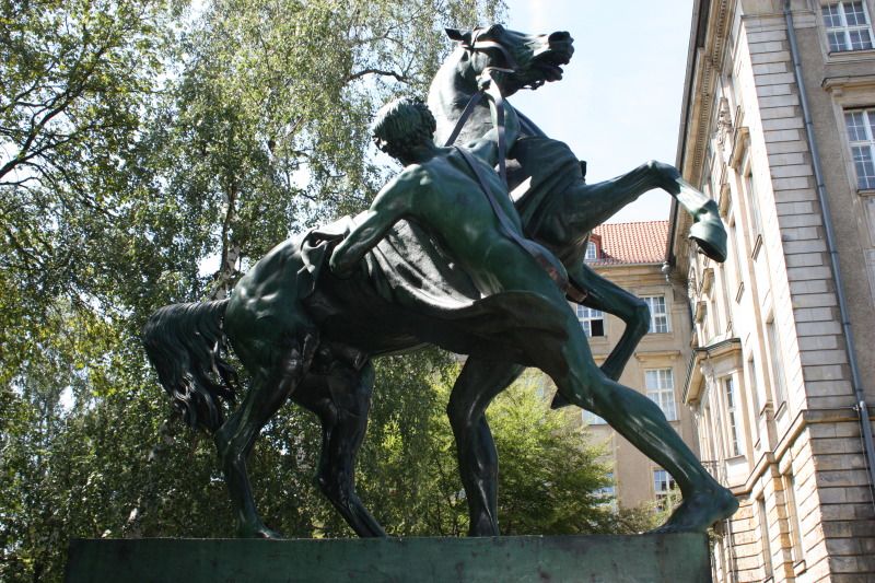 Skulptur eines Pferdes mit Halter