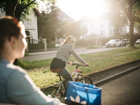Zwei Frauen fahren in der Abendsonne Fahrrad