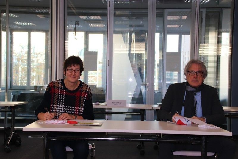 D. Ortmann und M. Kollatz bei Unterzeichnung