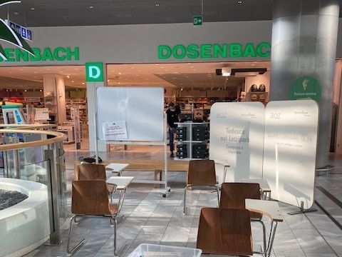 Bildvergrößerung: Vorbereitungen für den Deutschkurs im Einkaufszentrum Letzipark