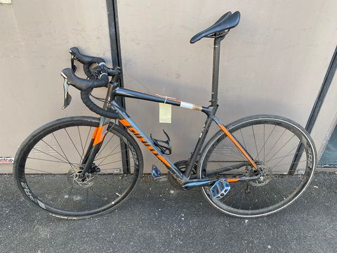 Orange-schwarzes Rennrad