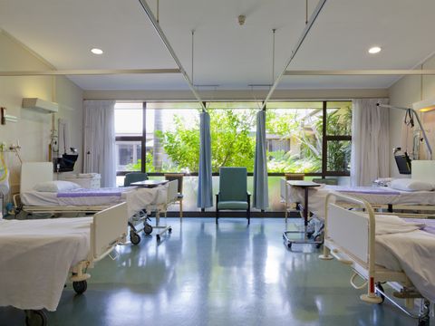 Krankenzimmer mit leeren Krankenhausbetten