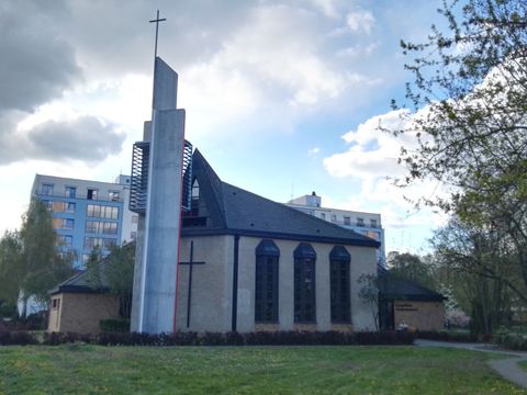 Blich auf die Kirche Marzahn-Nord im Hintergrund Neubauten