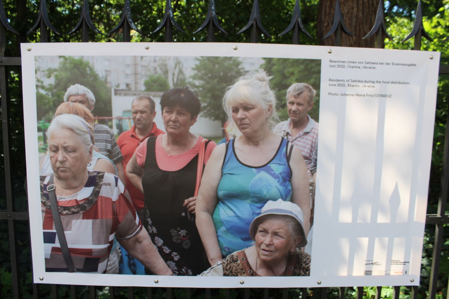 Bewohner von Saltiwka bei der Essensausgabe. Juni 2022, Charkiw. Foto: Johanna-Maria Fritz/OSTKREUZ