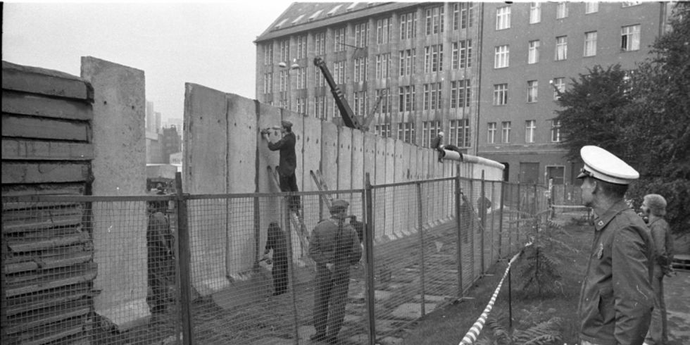 Grenzbeamte beim Maueraufbau