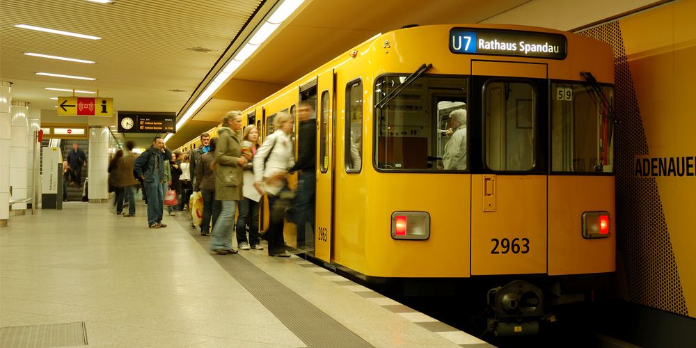U-Bahn im Bahnhof Adenauerplatz