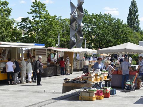 Wochenmarkt Wutzky Marktplatz mit Besuchern und Marktständen