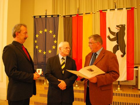 Bildvergrößerung: Bezirksverdienstmedaille 2010 Reinhard Muß