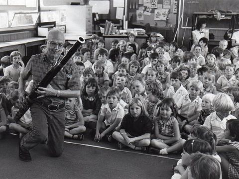 George Dreyfus mit Grundschulkindern in Wagga Wagga, einer Stadt in New South Wales, Oktober 1985