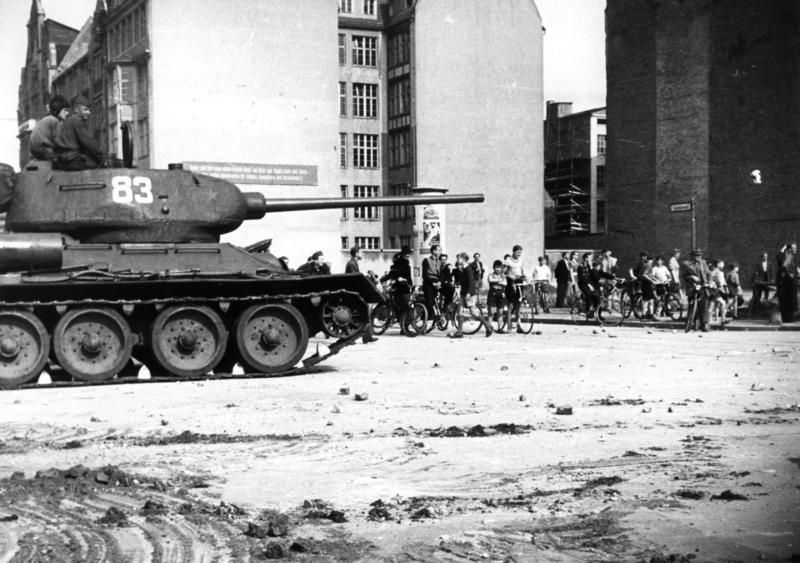 Sowjetischer T-34/85-Panzer in der Schützenstraße in Berlin