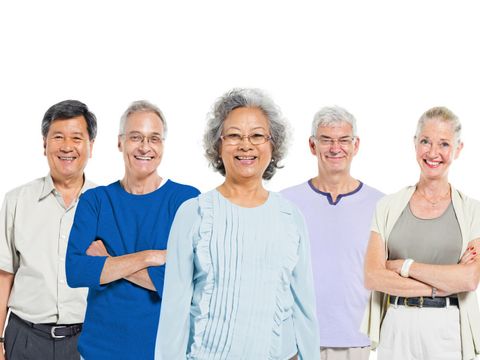 Gruppe von Seniorinnen und Senioren unterschiedlicher ethnischer Herkunft