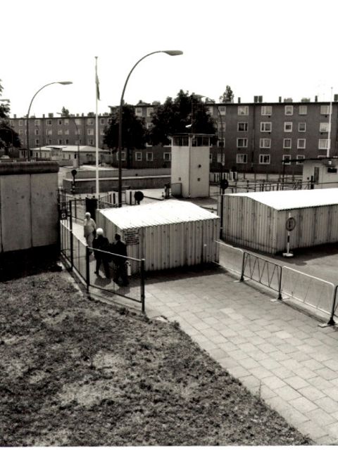 Enlarge photo: Grenzübergang Sonnenallee 1989