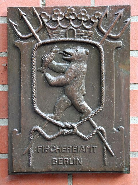 Bildvergrößerung: Wappen am Eingang des Fischereiamtes