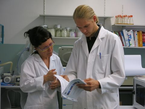 Schüler im Labor zum Betriebspraktikum