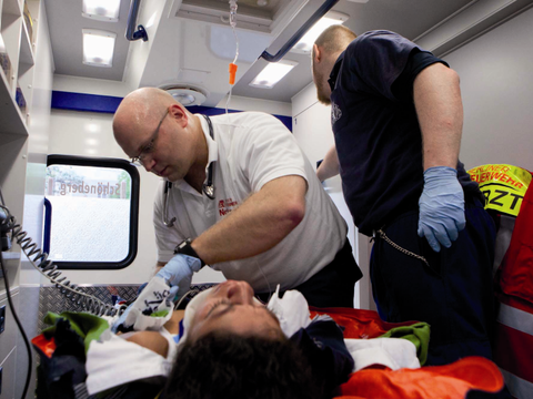 Notarzt behandelt Patienten im Rettungswagen