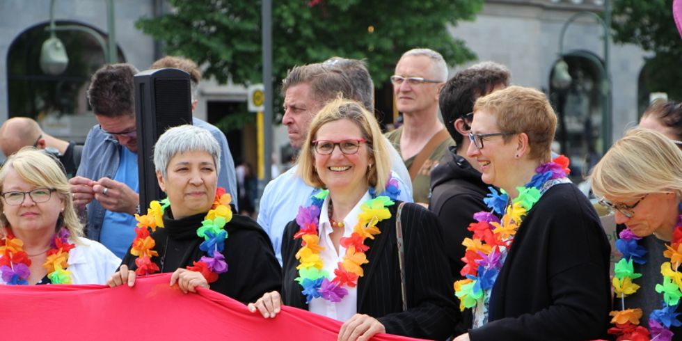 Bezirksbürgermeisterin Angelika Schöttler beim Tag gegen Homo- und Transfeindlichkeit (IDAHOT) U-Bahnhof Wittenbergplatz