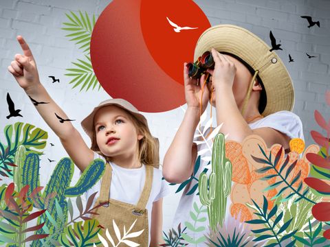zwei Kinder mit Safarihüten gehen auf Entdeckungsreise in einer digitalen Landschaft