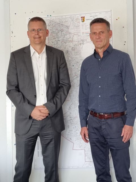 Bildvergrößerung: Zwei Männer stehen vor einem Stadtplan des Bezirks Tempelhof-Schöneberg