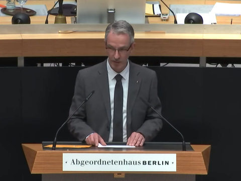 Der Berliner Aufarbeitungsbeauftragte Frank Ebert spricht im Abgeordnetenhaus anlässlich der Vorstellung der Tätigkeitsberichte 2020- 2022
