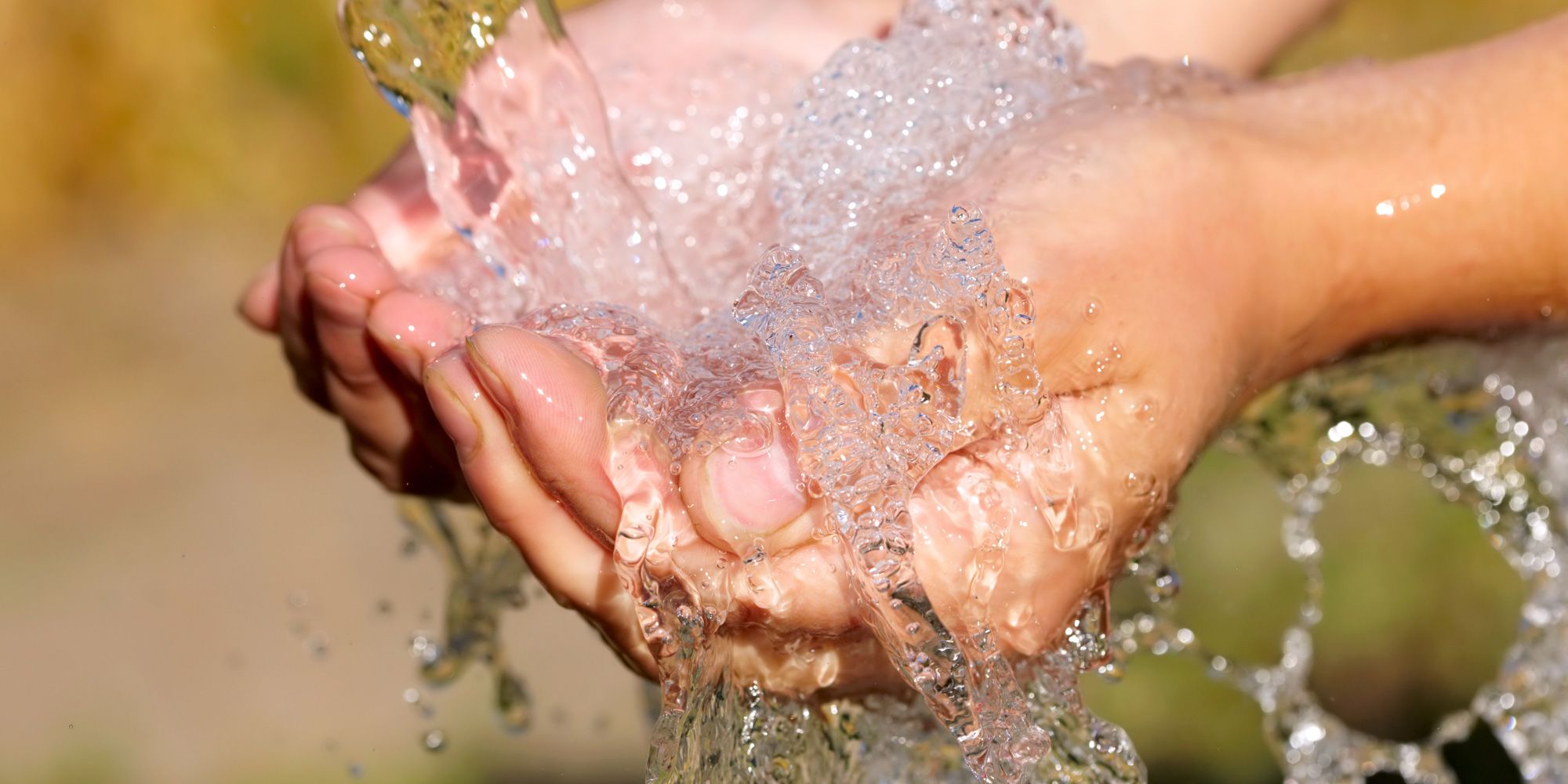 Hände werden unter einem Wasserstrahl gehalten