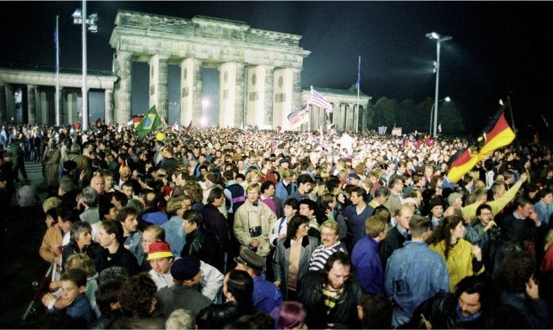 Bildvergrößerung: Vor 25 Jahren am Brandenburger Tor: Der Tag der Deutschen Einheit wird gefeiert