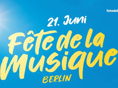 Schriftzug auf blauem Hintergrung 21. Juni Fête de la musique Berlin