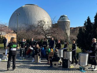 Musik für den Frieden | Fridays for Peace - Mitmachkonzert auf dem Platz vor dem Zeiss-Großplanetarium in Berlin Pankow