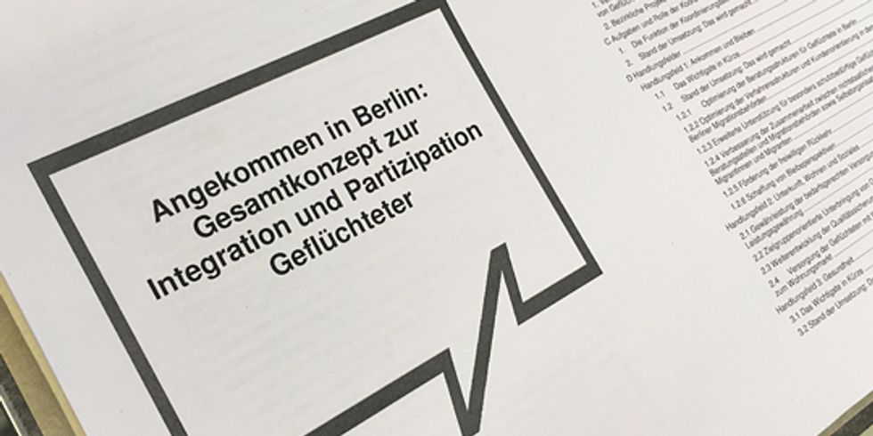 Papier auf dem steht: Angekommen in Berlin: Gesamtkonzept zur Integration und Partizipation Geflüchteter
