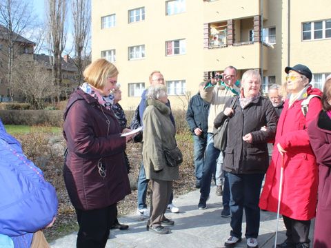 Bildvergrößerung: Bezirksbuergermeisterin Angelika Schöttler beginnt den Kiezspaziergang am Baudenkmal Bärensiedlung