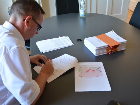 Bildvergrößerung: Bezirksbürgermeister Igel unterzeichnet die Verträge zur Errichtung von Solaranlagen auf öffentlichen Gebäuden 