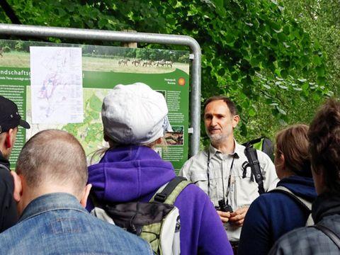 Forstamtsleiter Romeo Kappel erklärt die Geschichte des Hobrechtswaldes, 2015