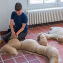 Bildvergrößerung: Die Künstlerin Niina Tervo befüllt mit Sand ihre Skulpturen