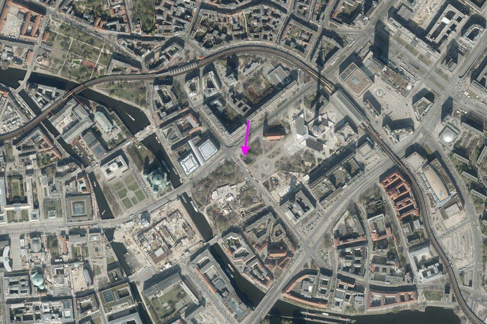 Photo 2.1: Location of the Berlin-Alexanderplatz station (see arrow mark)