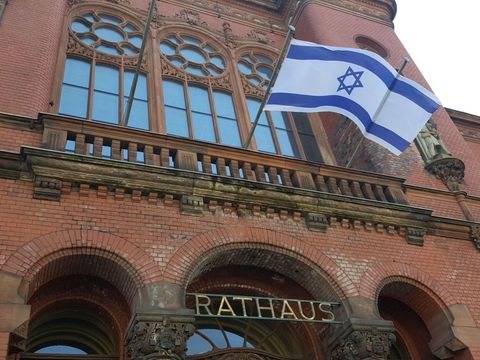 Bildvergrößerung: Israelflagge am Rathaus