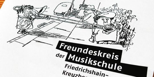 Plakat "Freundeskreis der Musikschule Friedrichshain-Kreuzberg e.V.", Posaunist streckt mit Posaunenzug Hut zum Spenden vor Spaziergänger