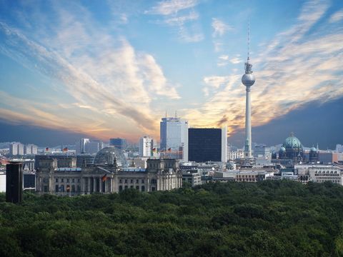 Panorama von Berlin mit Tiergarten, Reichstag und Fernsehturm