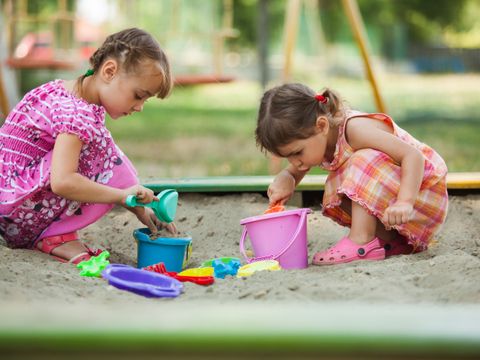 Zwei Mädchen spielen in der Sandkiste